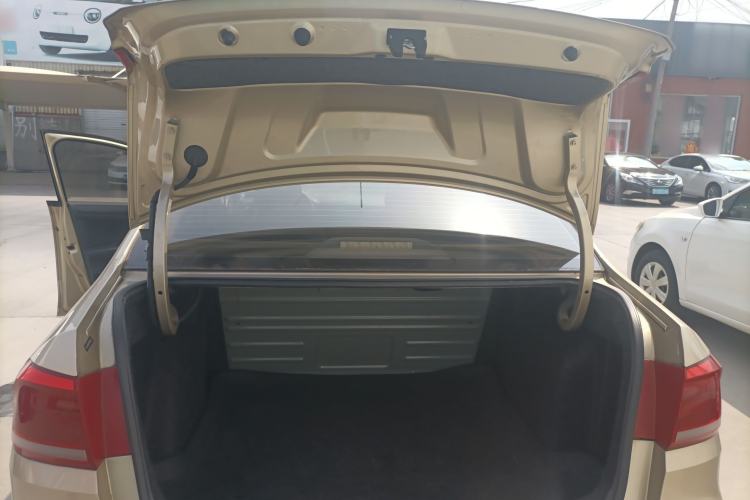 Used Volkswagen Santana 2015 1.6L Manual Fashion Edition Trunk