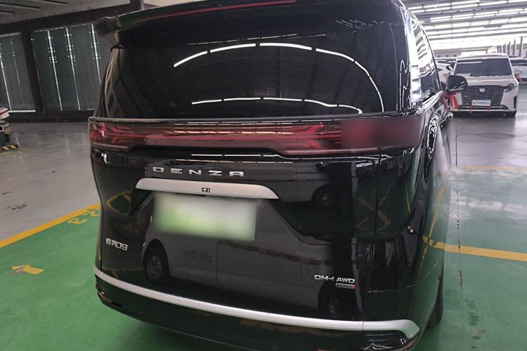 Used Denza D9 2025 DM-i Smart Drive 1020 Four-Wheel Drive Deluxe Model
