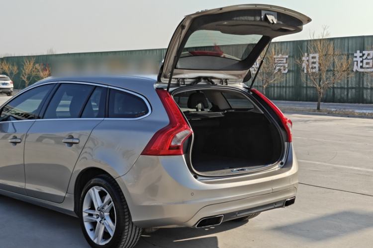 Used Volvo V60 2015 T5 Zhiya Edition
