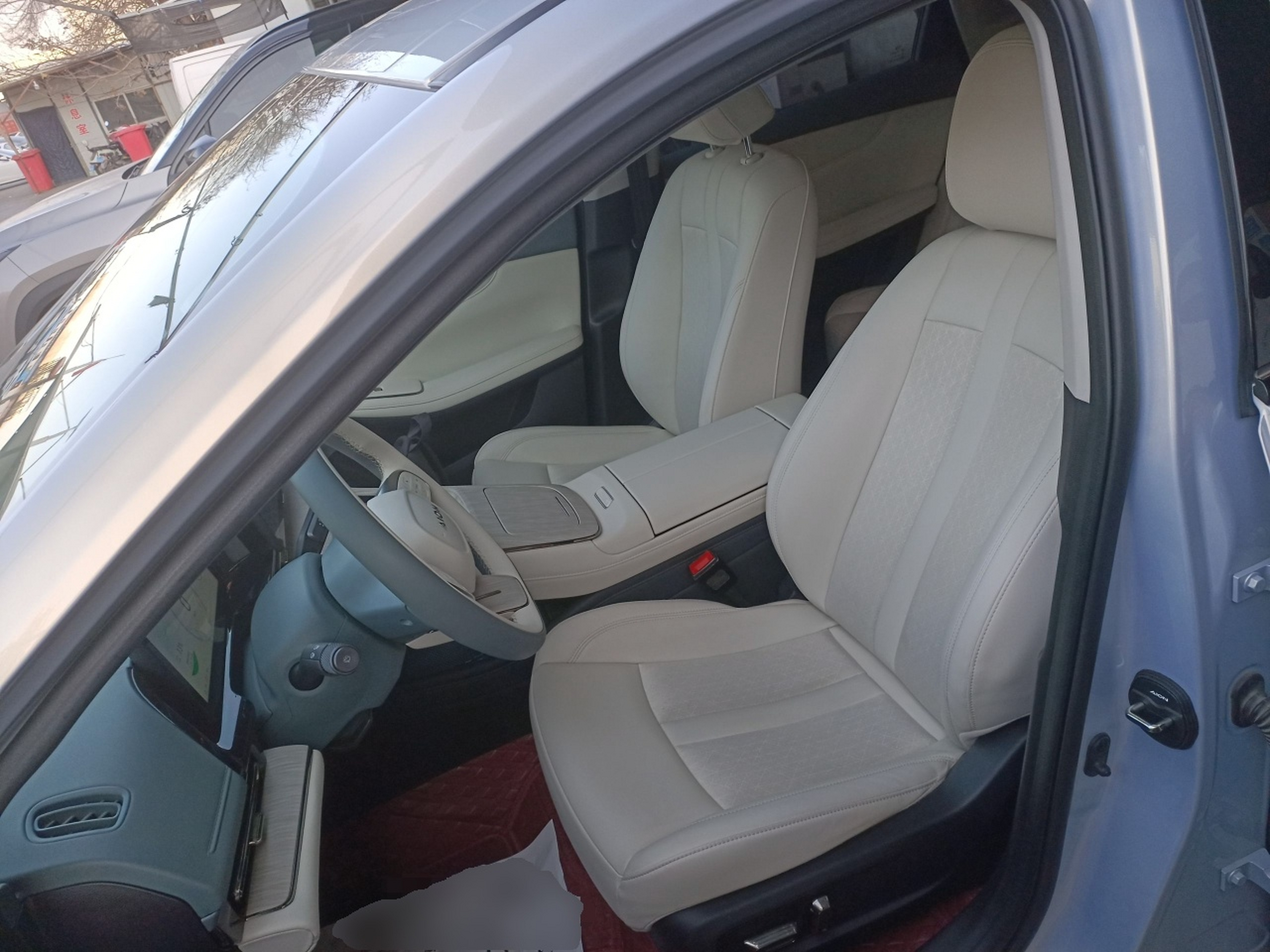 المقاعد الأمامية داخل السيارة