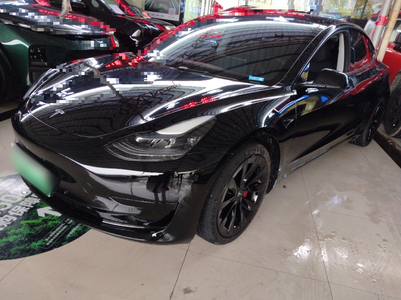 تحت مقدمة السيارة