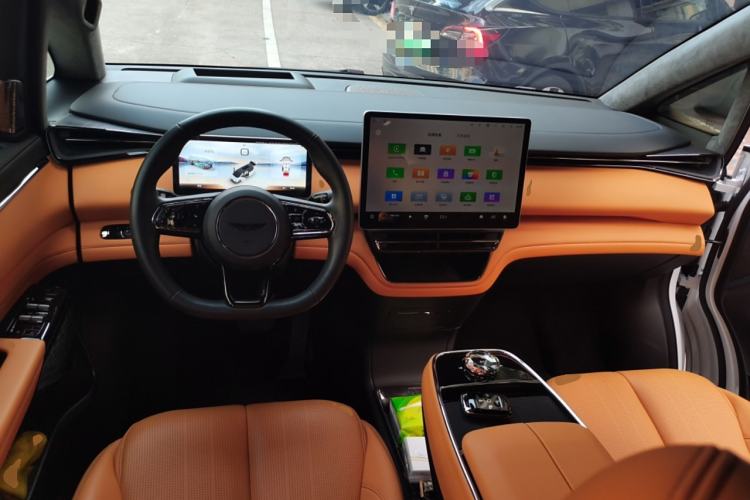 Used Geely Galaxy LEVC L380 2024 140-Degree 6-Seater All-Wheel-Drive Ultra