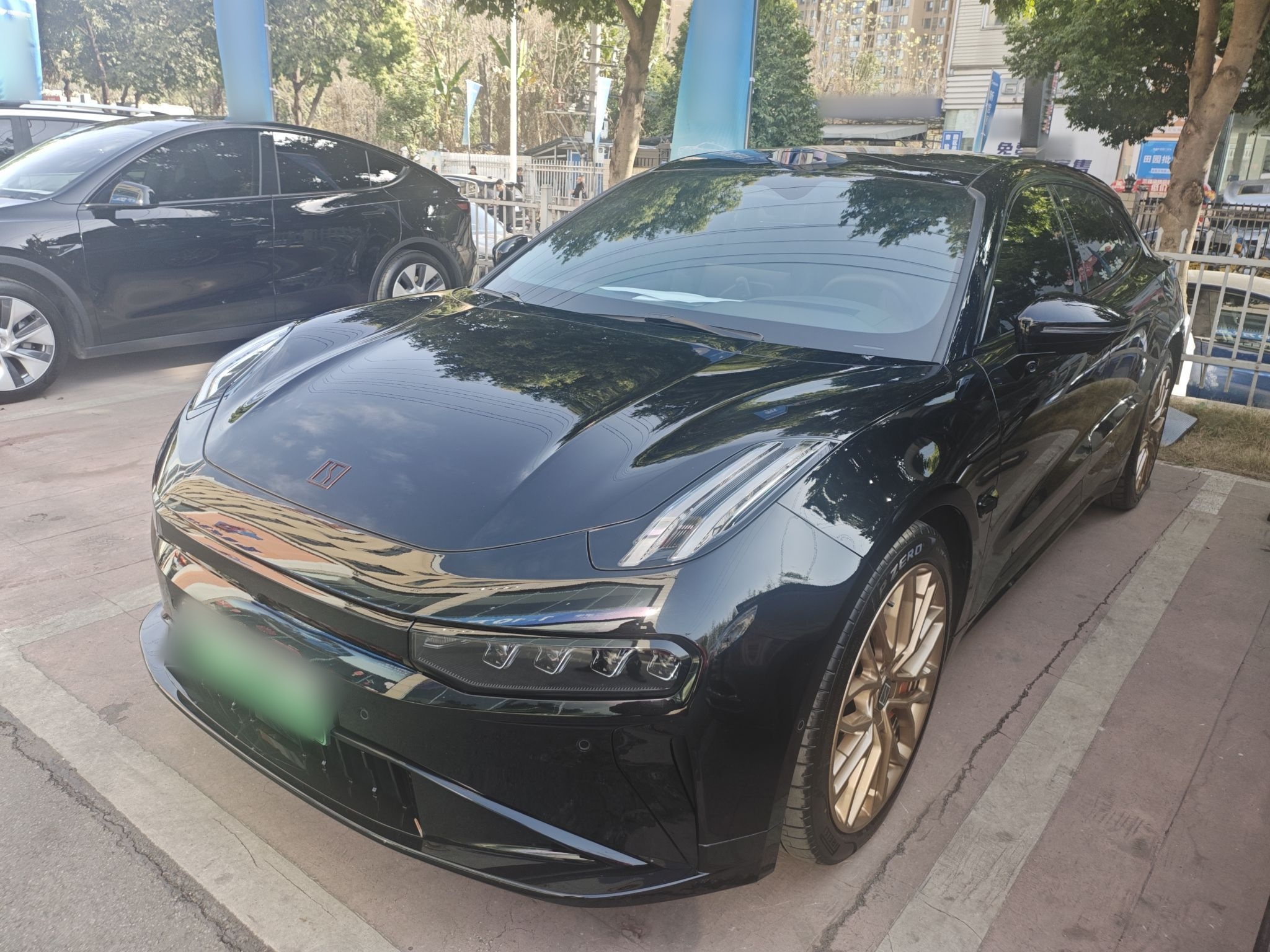 Под передней частью автомобиля