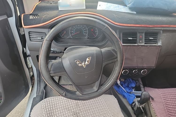 Used Wuling Rongguang V 2016 1.5L Standard Version
