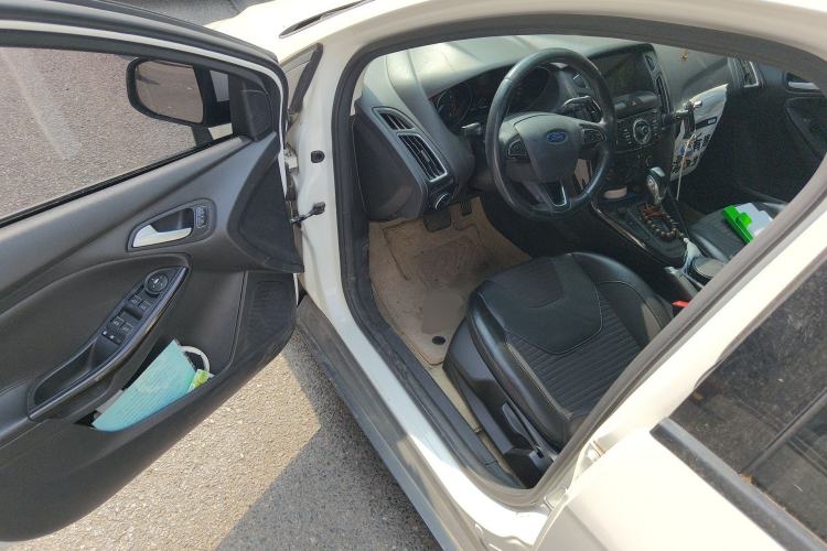 Used Ford Focus 2015 Hatchback EcoBoost 125 Automatic Supreme Style Edition Driver Seat