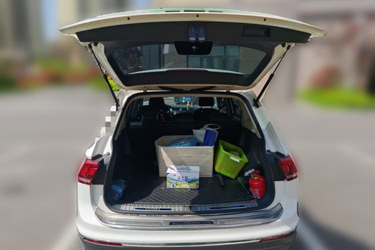 Used Volkswagen Tiguan L 2017 330TSI Automatic Two-Wheel Drive Luxury Edition Trunk