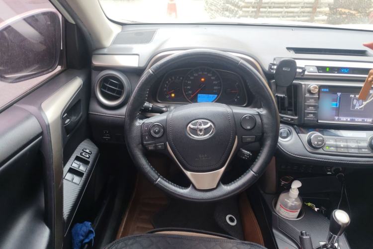 Used Toyota RAV4 2015 2.5L Automatic 4x4 Elite Edition Steering Wheel