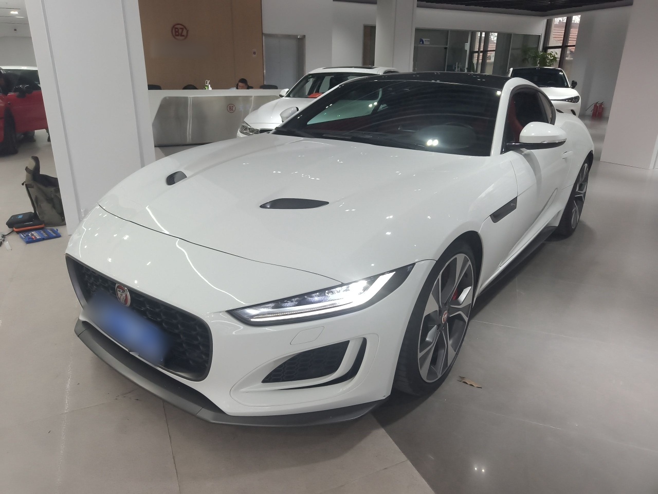 تحت مقدمة السيارة