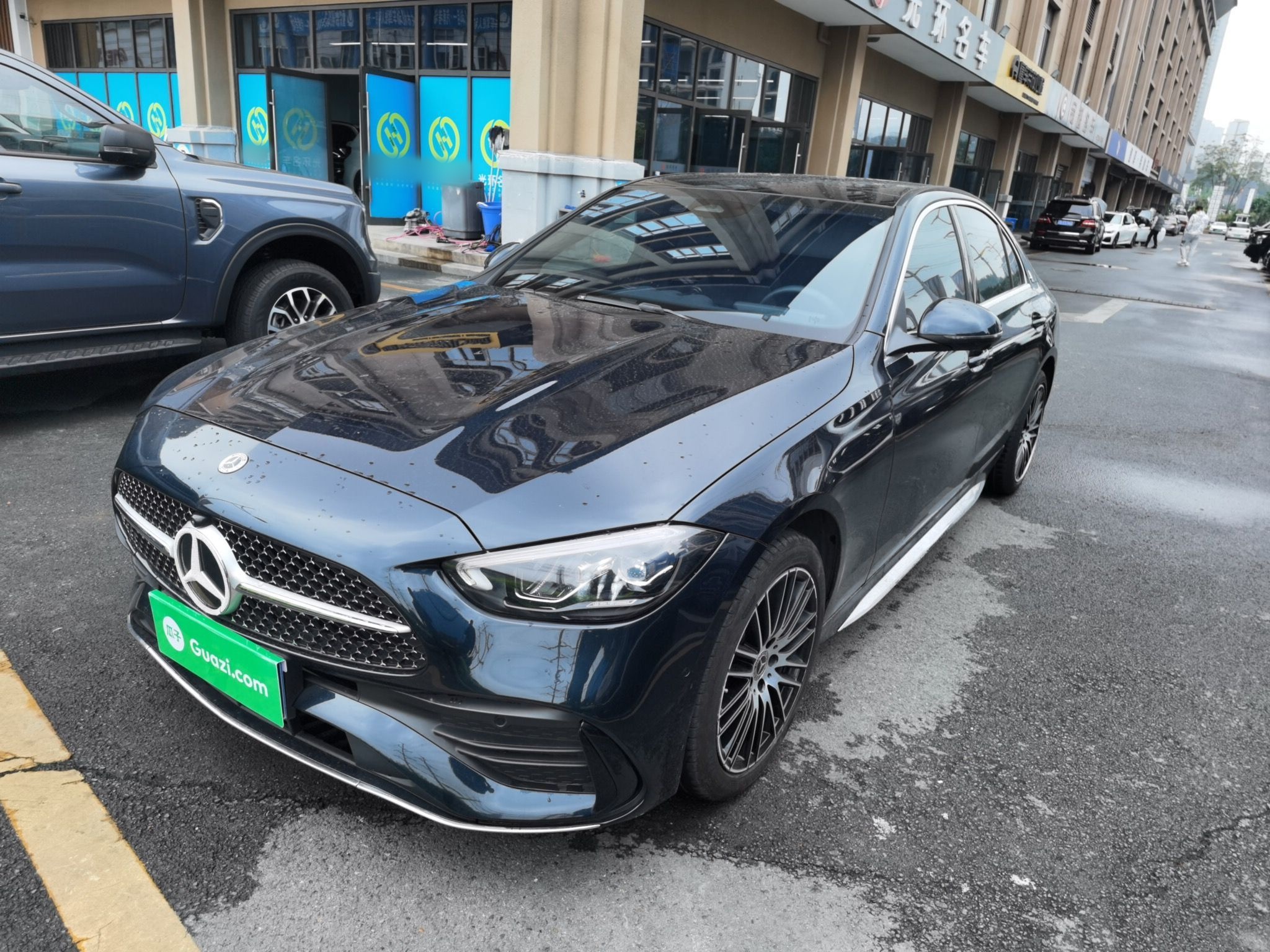 Под передней частью автомобиля