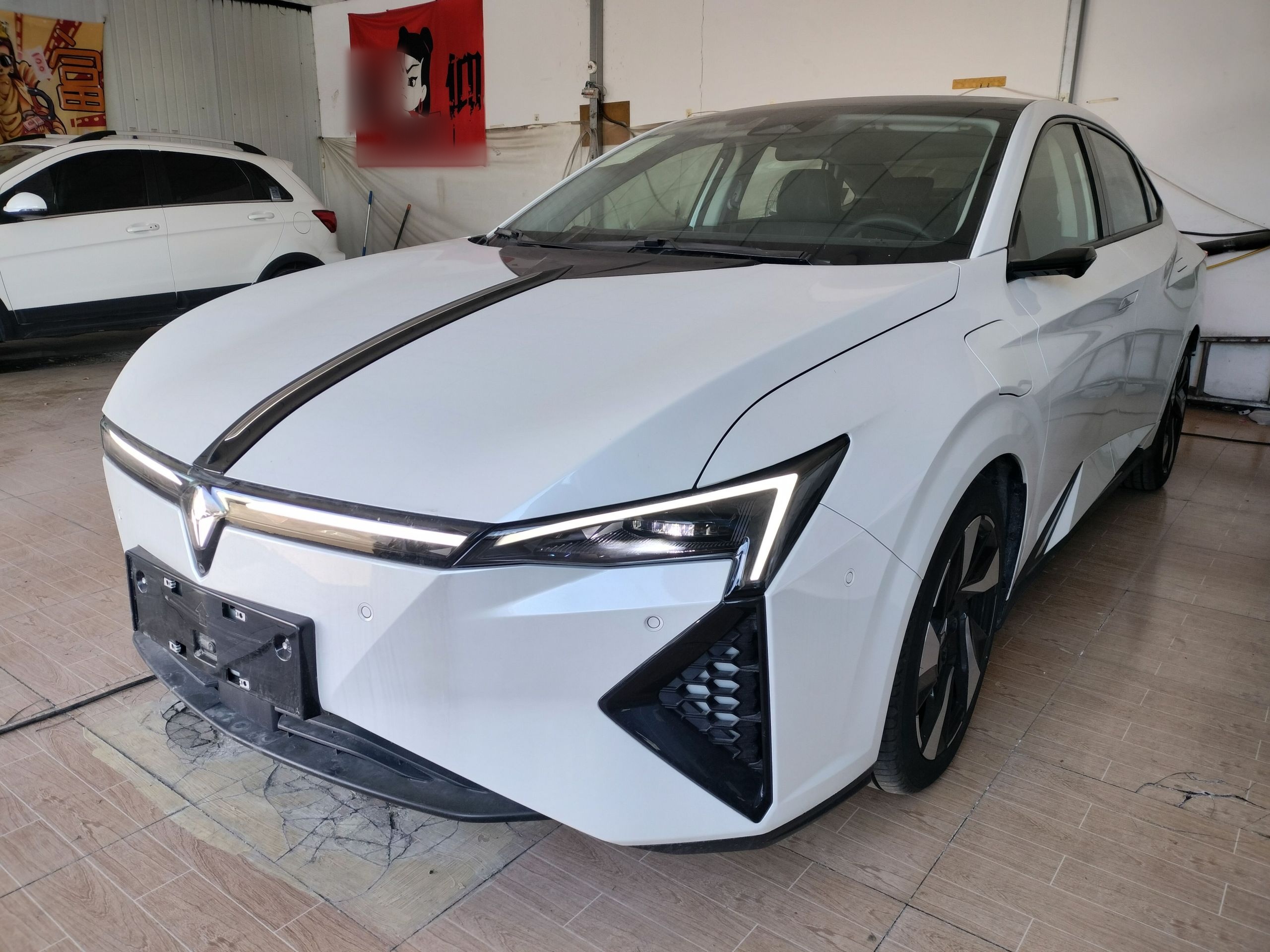 تحت مقدمة السيارة