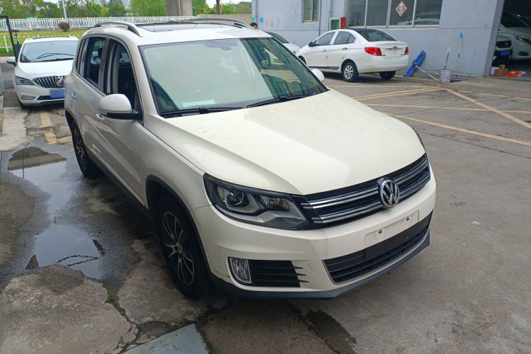 Used Volkswagen Tiguan 2015 1.8TSI Automatic All-Wheel-Drive Luxury Model Front Right 45 Deg