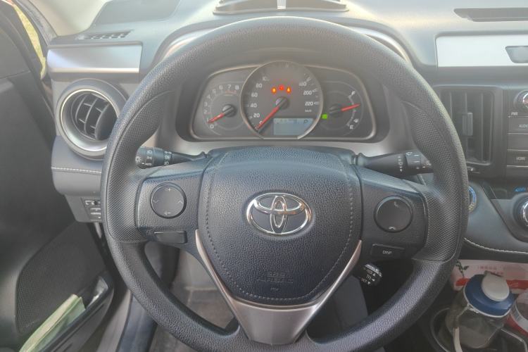 Used Toyota RAV4 2016 2.0L CVT Two-Wheel Drive Fashion Edition China V Standard Steering Wheel