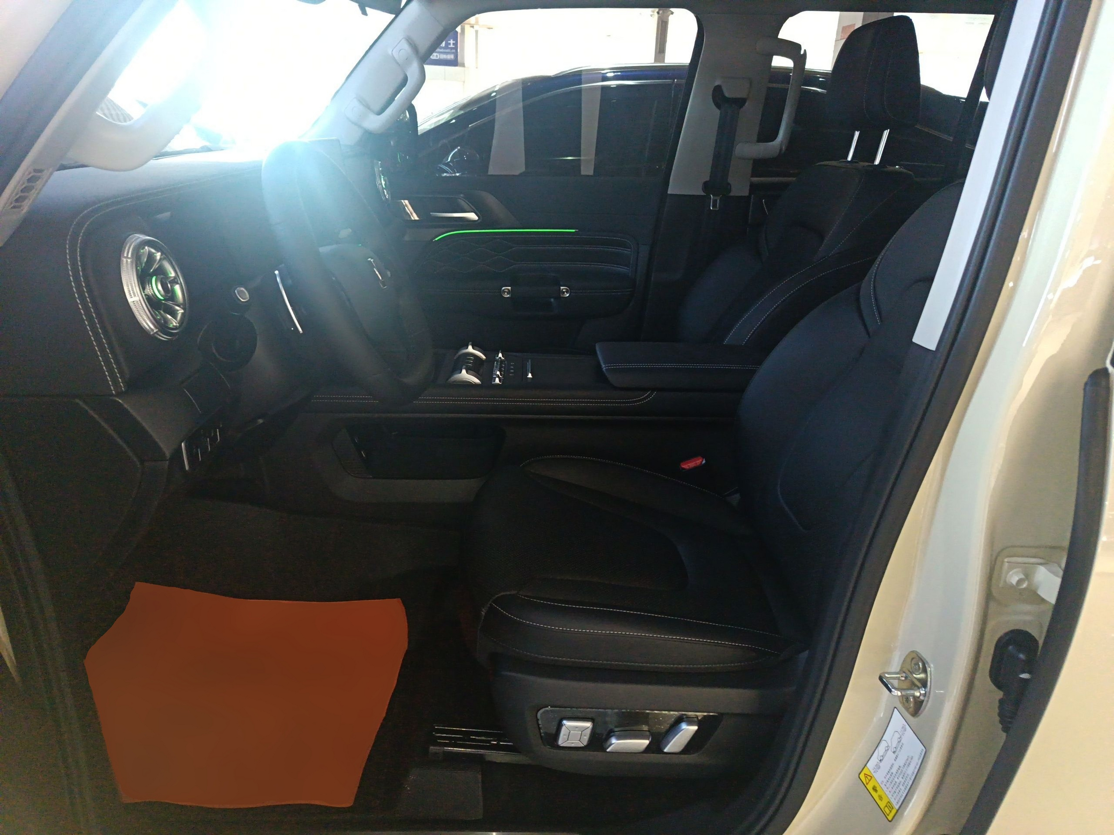 المقاعد الأمامية داخل السيارة