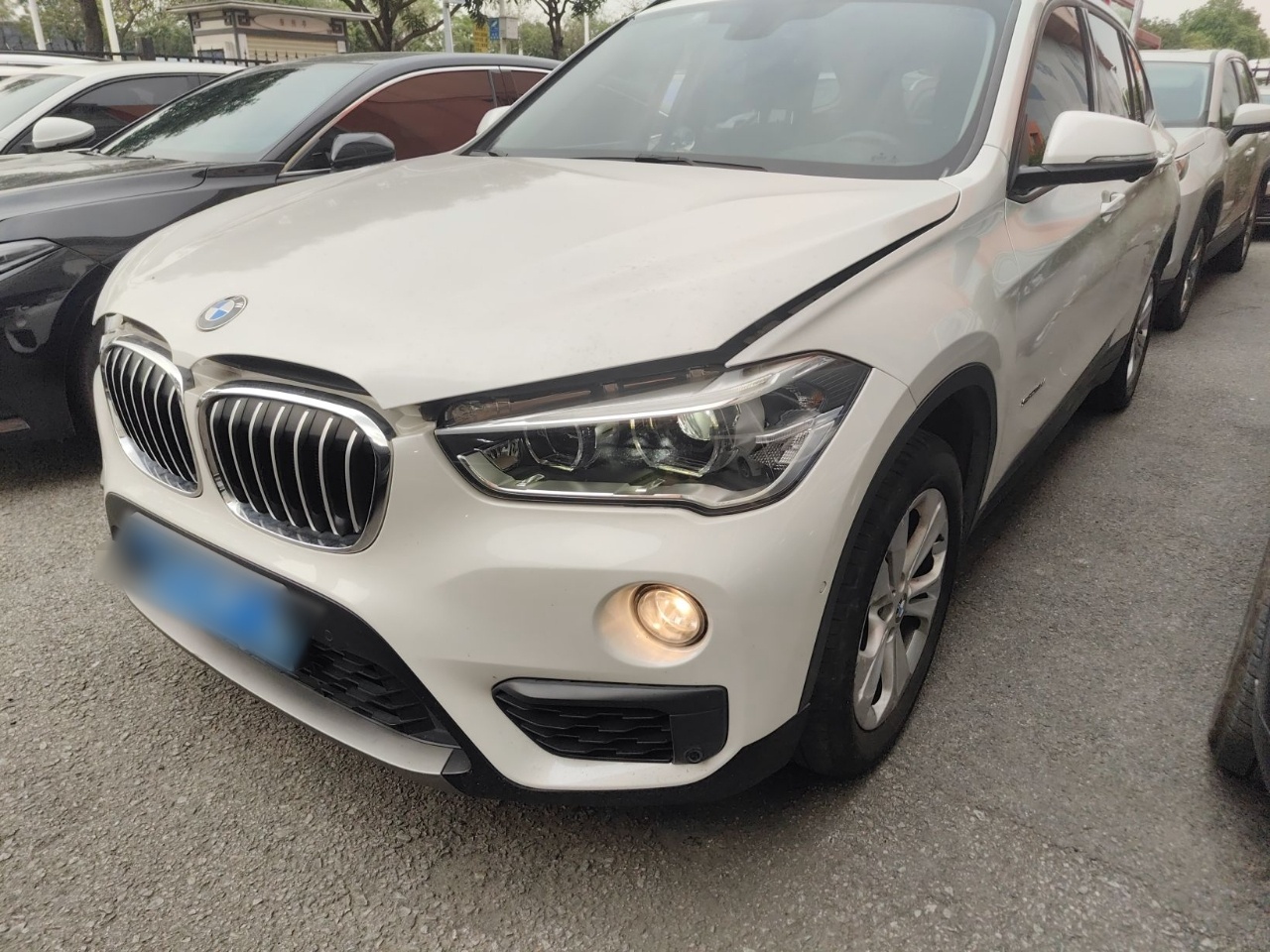 Под передней частью автомобиля