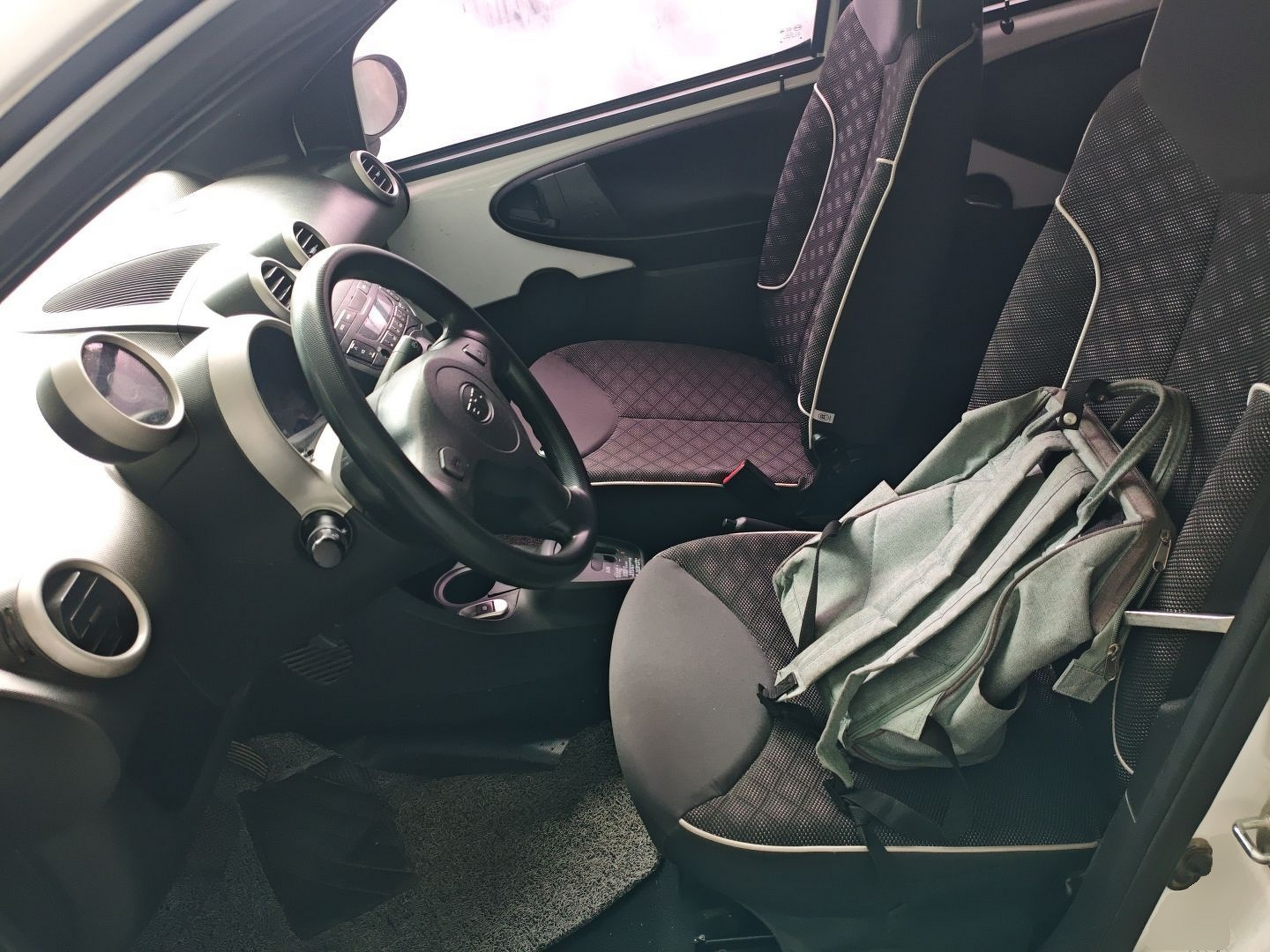 المقاعد الأمامية داخل السيارة