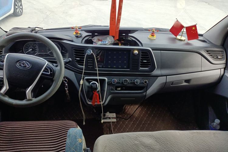 Used SAIC MAXUS Xintu V80 2023 2.0T Manual Classic Aoyuntong Long Wheelbase Mid-Height 6/7/8/9-Seater Center Console