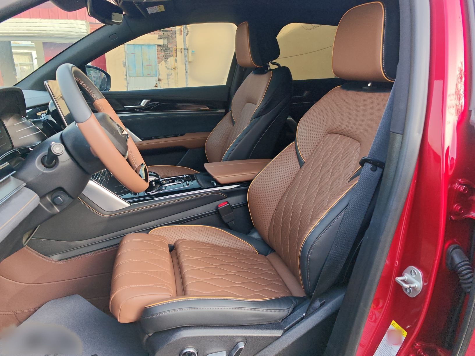 المقاعد الأمامية داخل السيارة