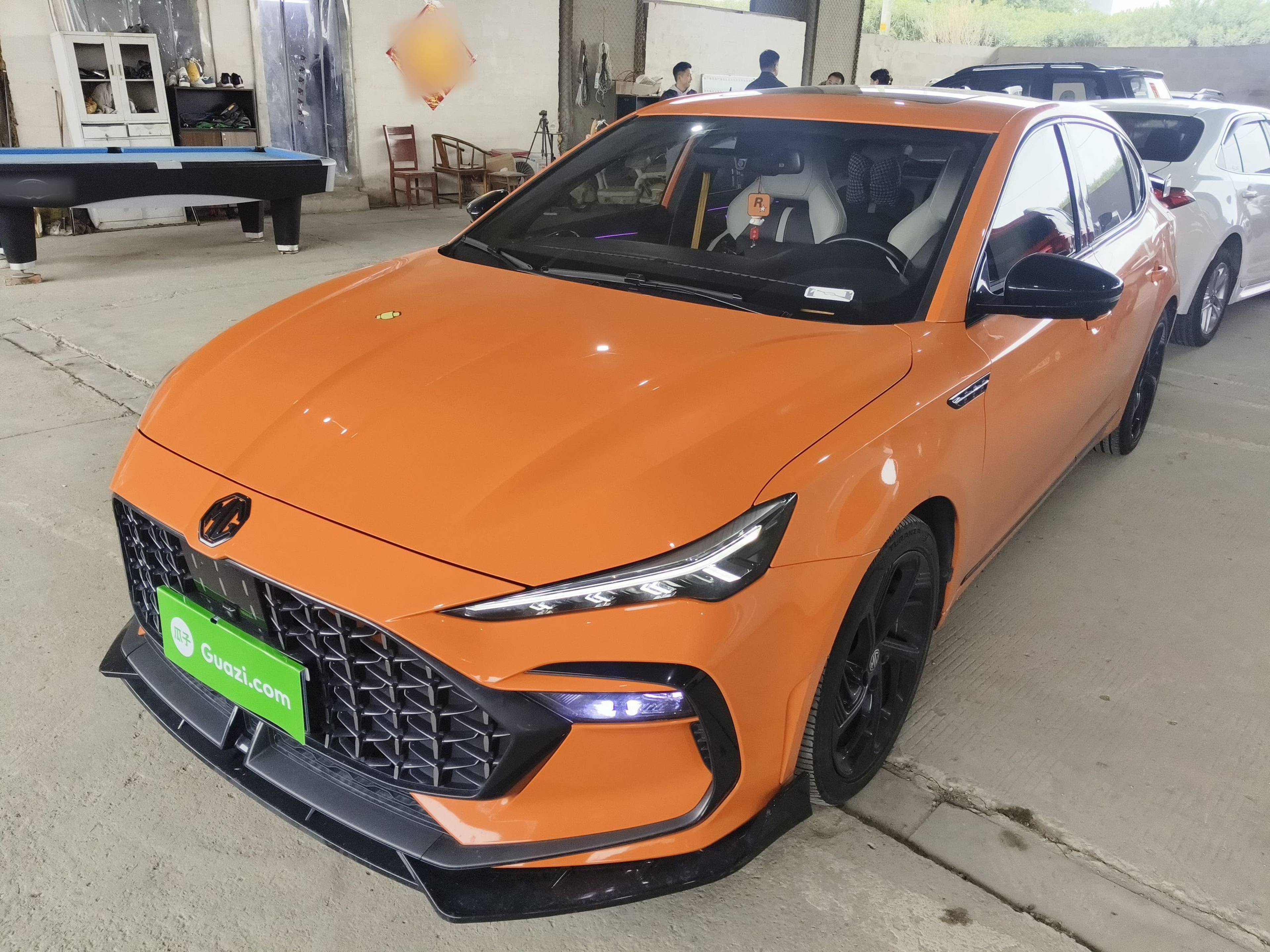 تحت مقدمة السيارة