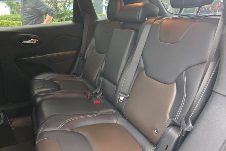 Used Jeep Cherokee 2020 2.0L Two-Wheel Drive Classic Sports Edition
