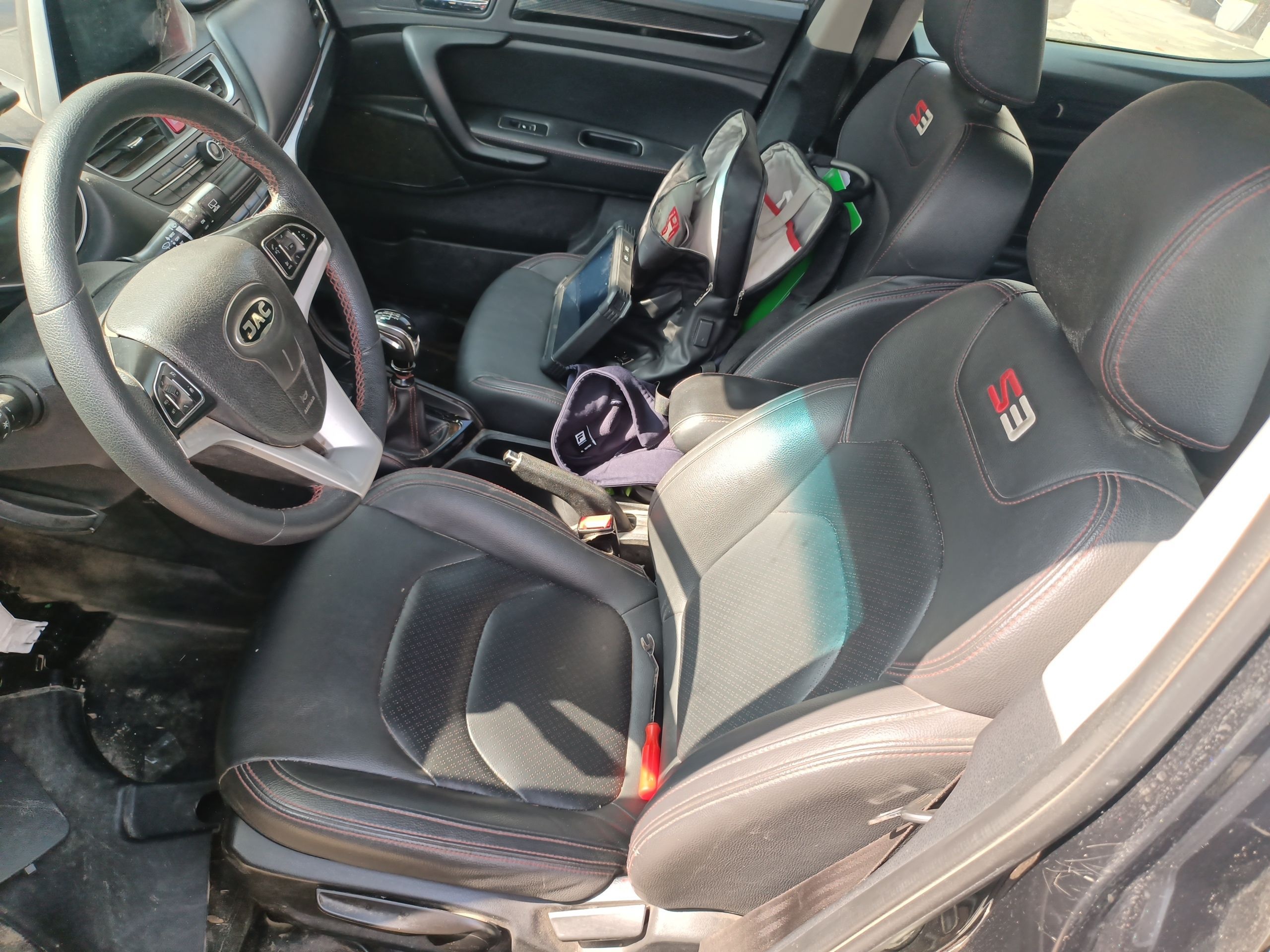 المقاعد الأمامية داخل السيارة