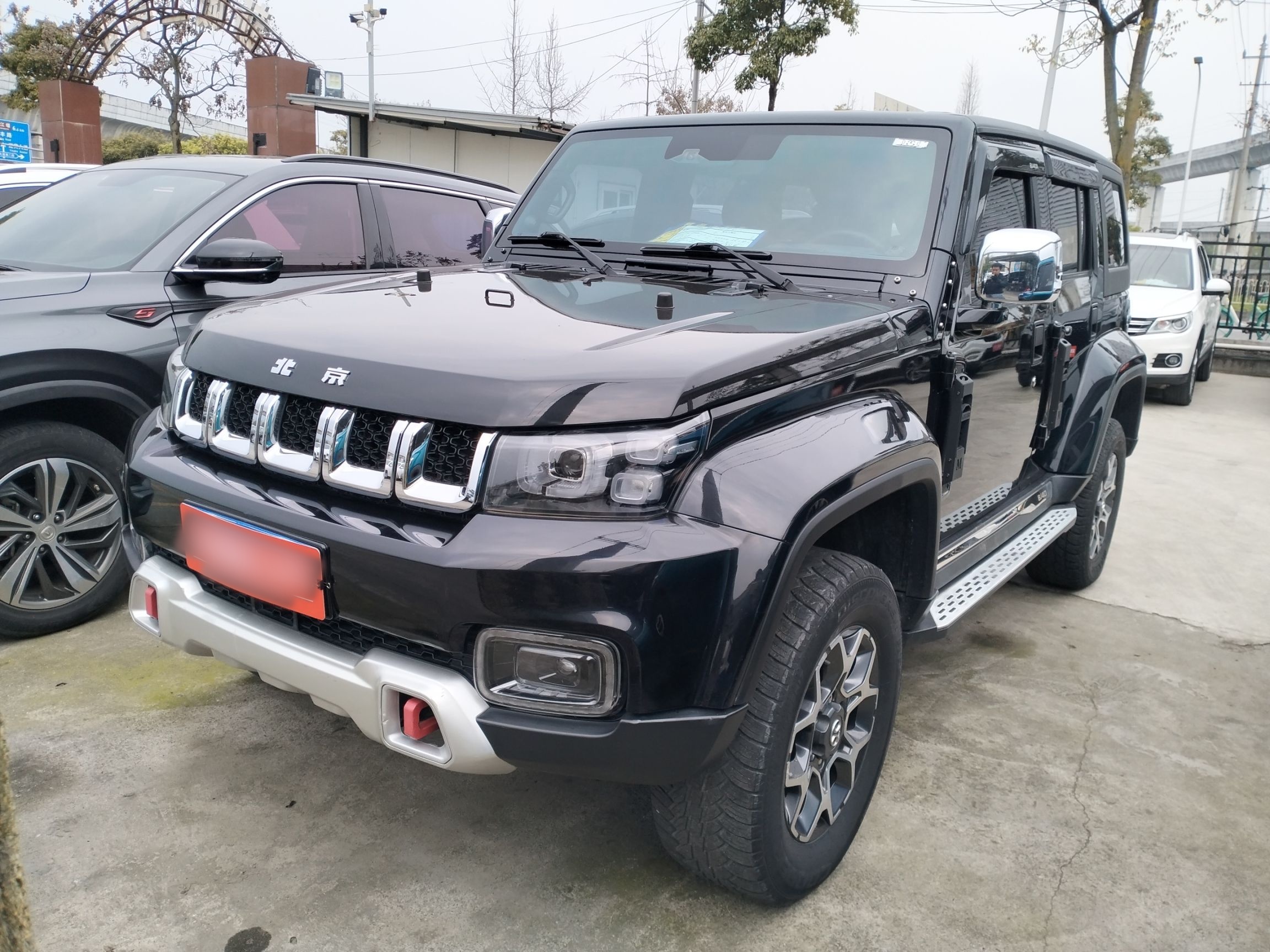 Под передней частью автомобиля