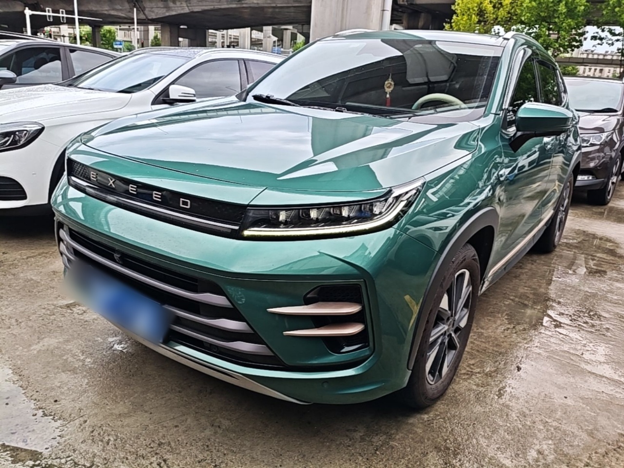 Под передней частью автомобиля
