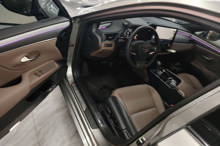 Used Lexus ES 2025 300h Deluxe Edition
