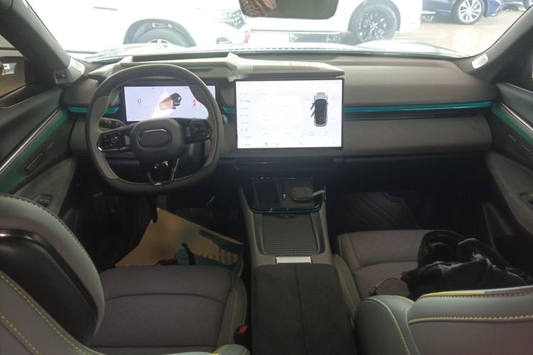 Used Lynk & Co 08 EM-P 2023 120km Long-Range Halo Center Console