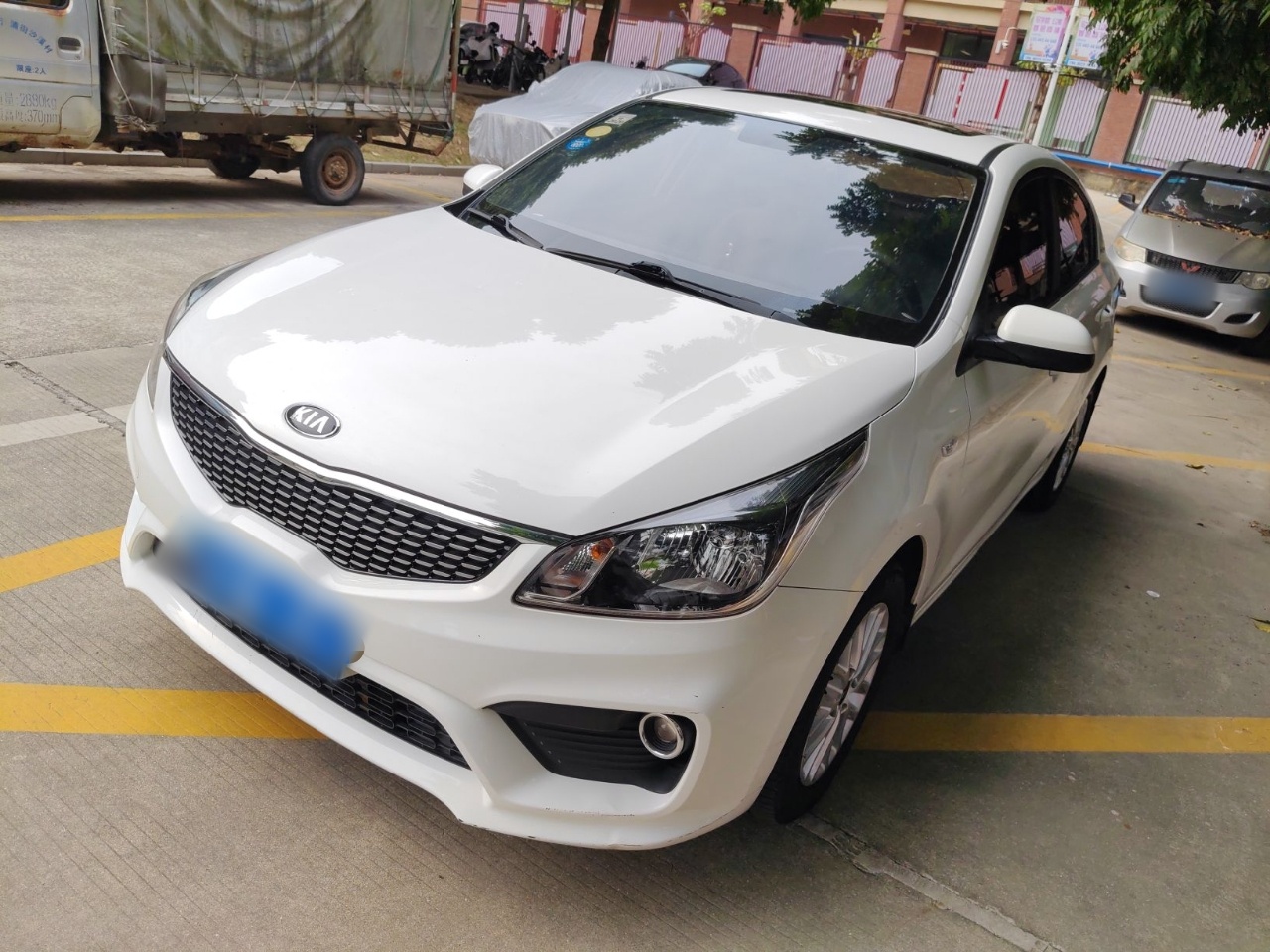 Под передней частью автомобиля