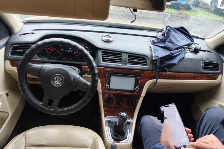 Used Volkswagen Lavida 2013 1.6L Manual Comfort Edition Center Console