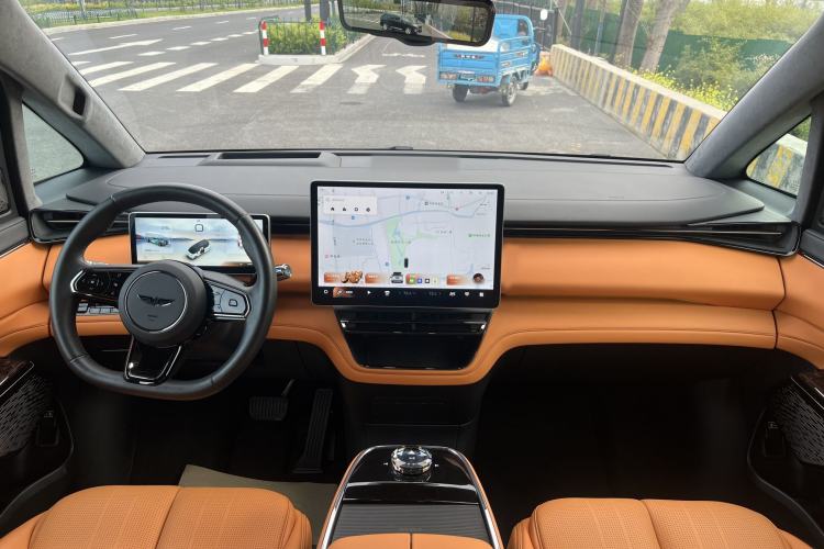 Used Geely Galaxy LEVC L380 2024 140-Degree 6-Seater All-Wheel-Drive Ultra Interior 3