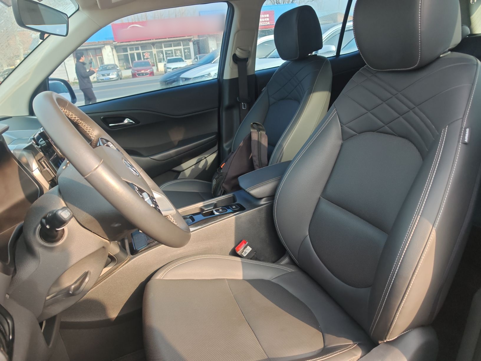 المقاعد الأمامية داخل السيارة