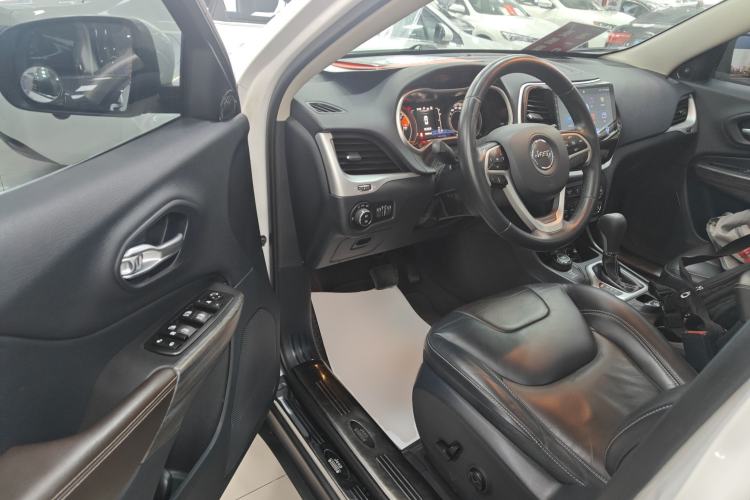 Used Jeep Cherokee 2016 2.4L Professional Edition
