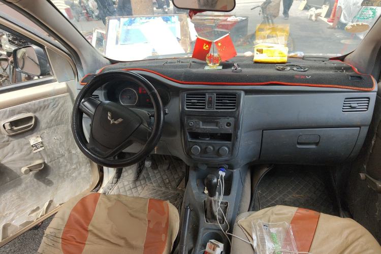 Used Wuling Rongguang V 2016 1.5L Practical Version Non-Power-Assisted Center Console