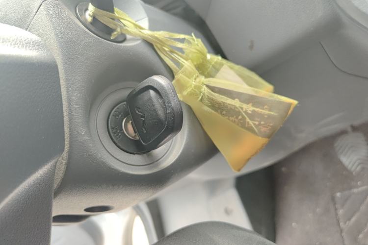 Used Wuling Yangguang 2024 300KM Comfort Version Passenger Van 75kW