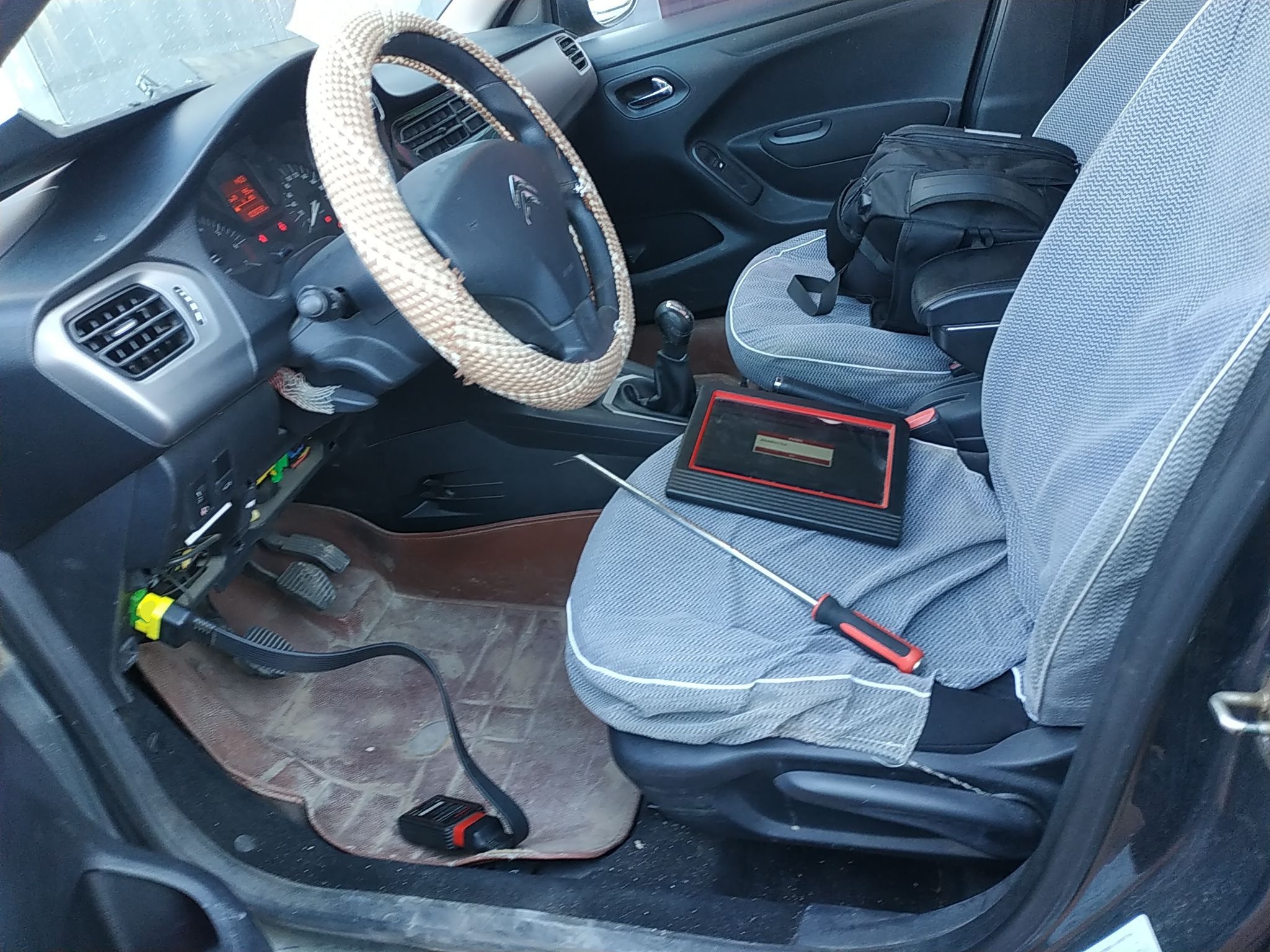 Переднее сиденье в автомобиле