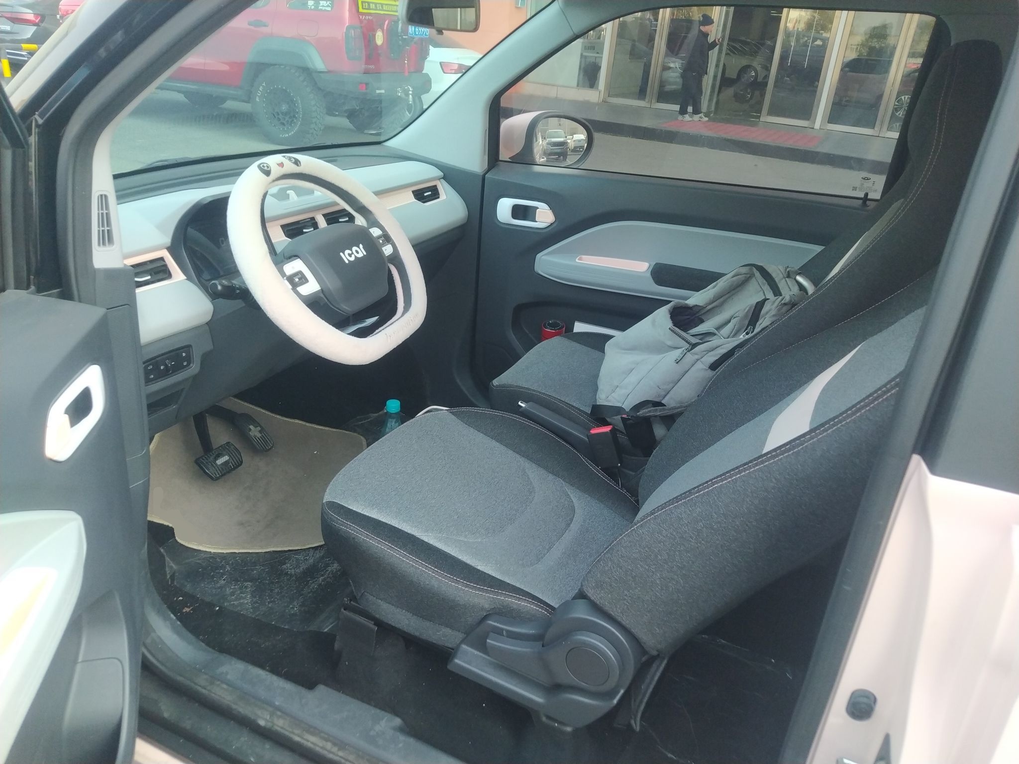 المقاعد الأمامية داخل السيارة