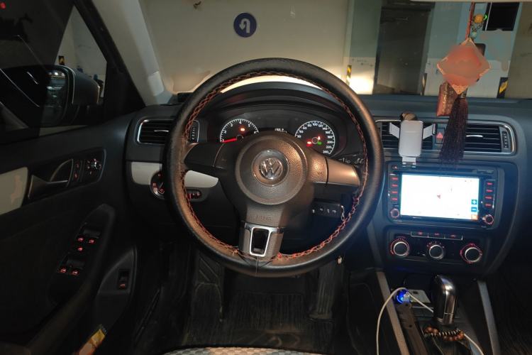 Used Volkswagen Sagitar 2014 Revised Version 1.6L Automatic Comfort Edition Steering Wheel