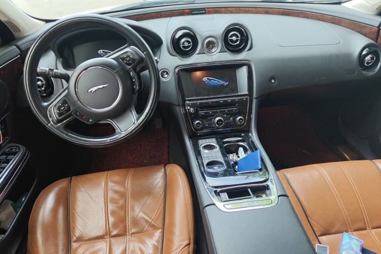 Used Jaguar XJ 2014 XJL 3.0 SC Two-Wheel-Drive Panoramic Business Edition Center Console
