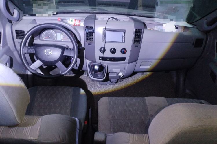 Used Dongfeng Yufeng 2015 2.5T Lingyun Edition Yulibao High-End Long Wheelbase Mid-Roof ZD25 Center Console