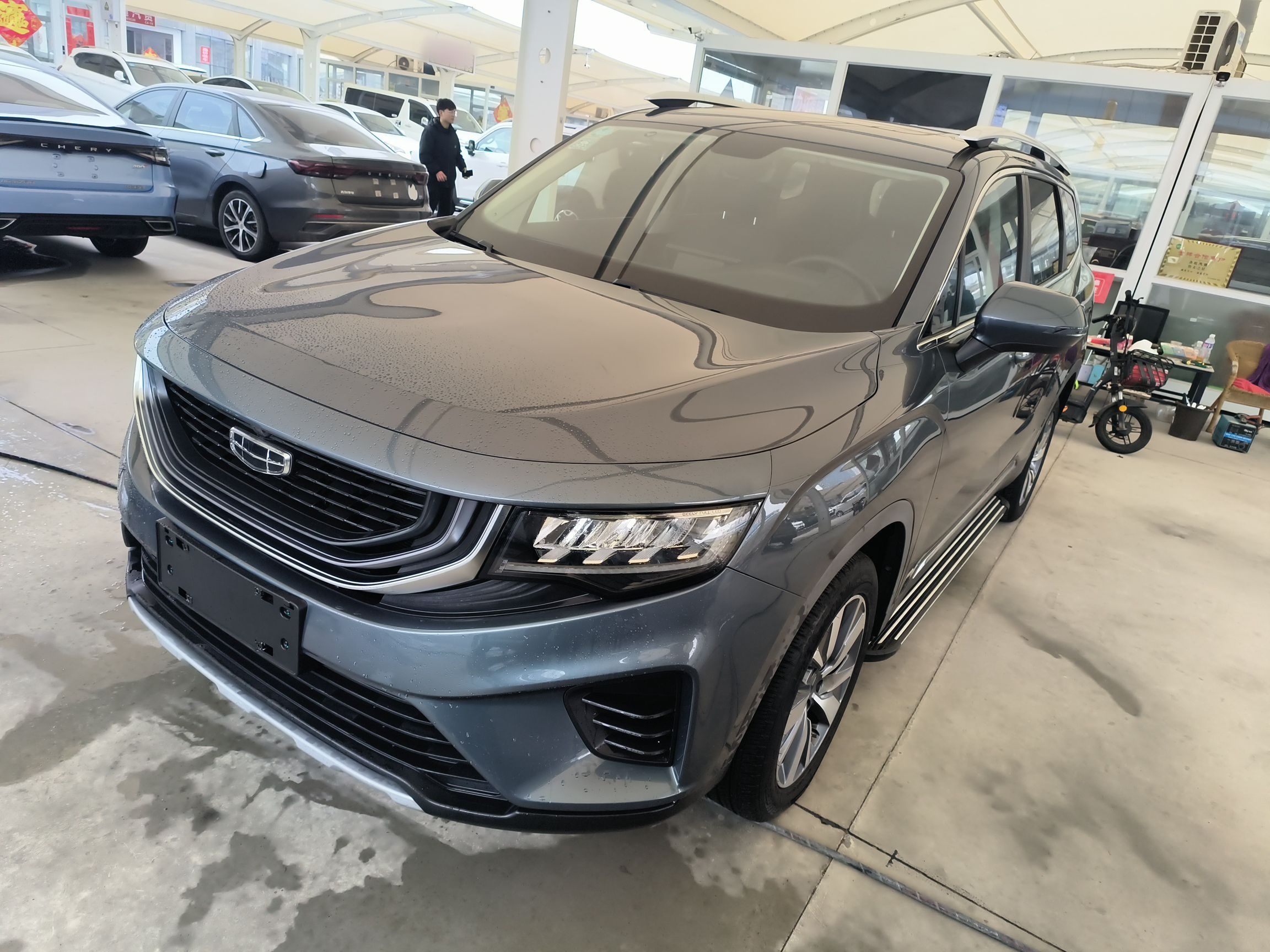 Под передней частью автомобиля