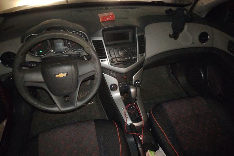 Used Chevrolet Cruze 2012 1.8L SE AT Center Console