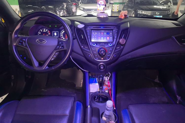 Used Hyundai Veloster 2015 1.6T Automatic Luxury Edition Center Console