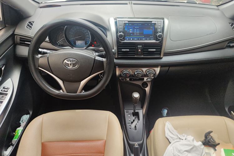 Used Toyota YARiS L Zhi Xuan 2015 1.5E Automatic Charm Edition Center Console