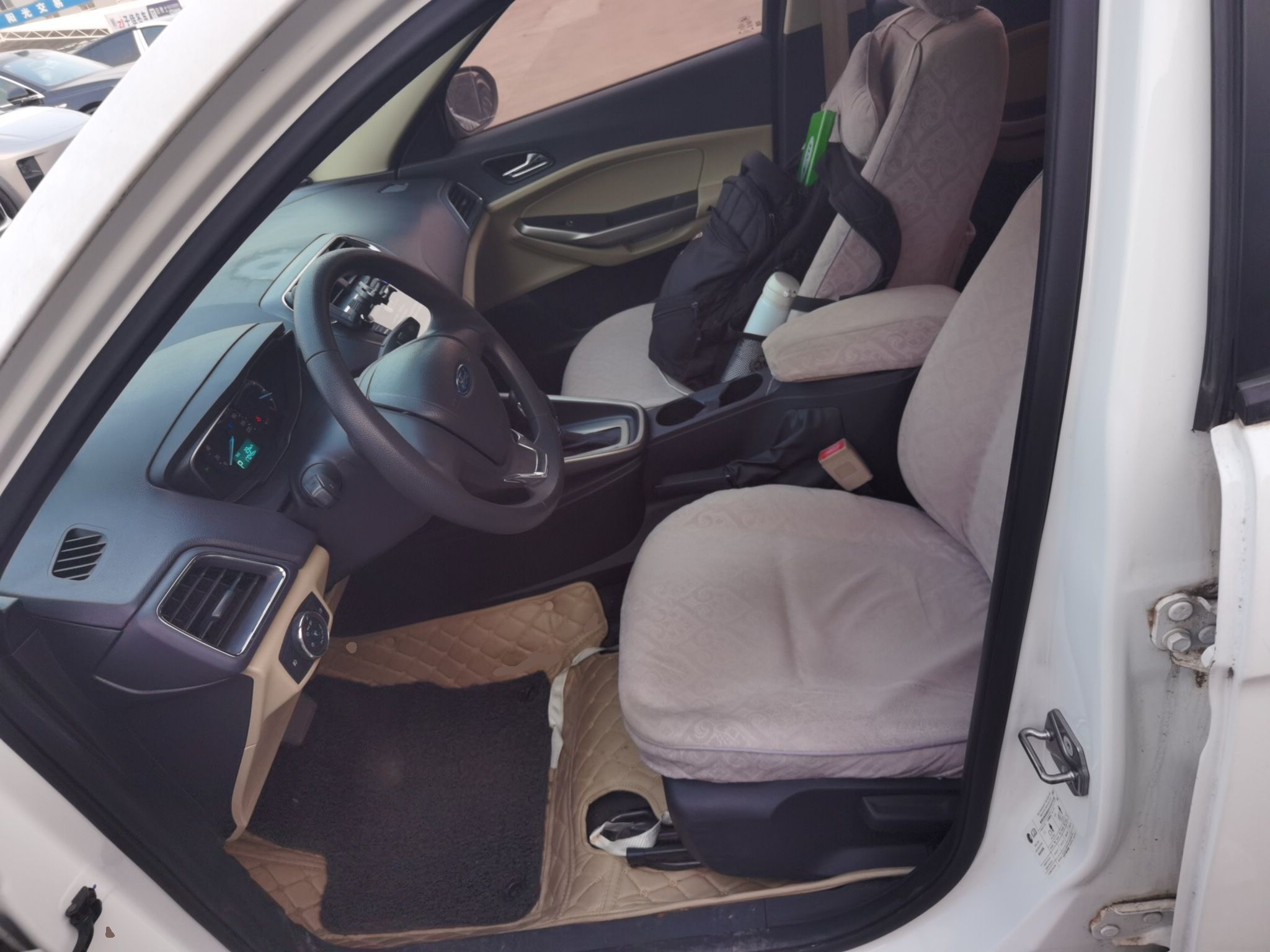 Переднее сиденье в автомобиле