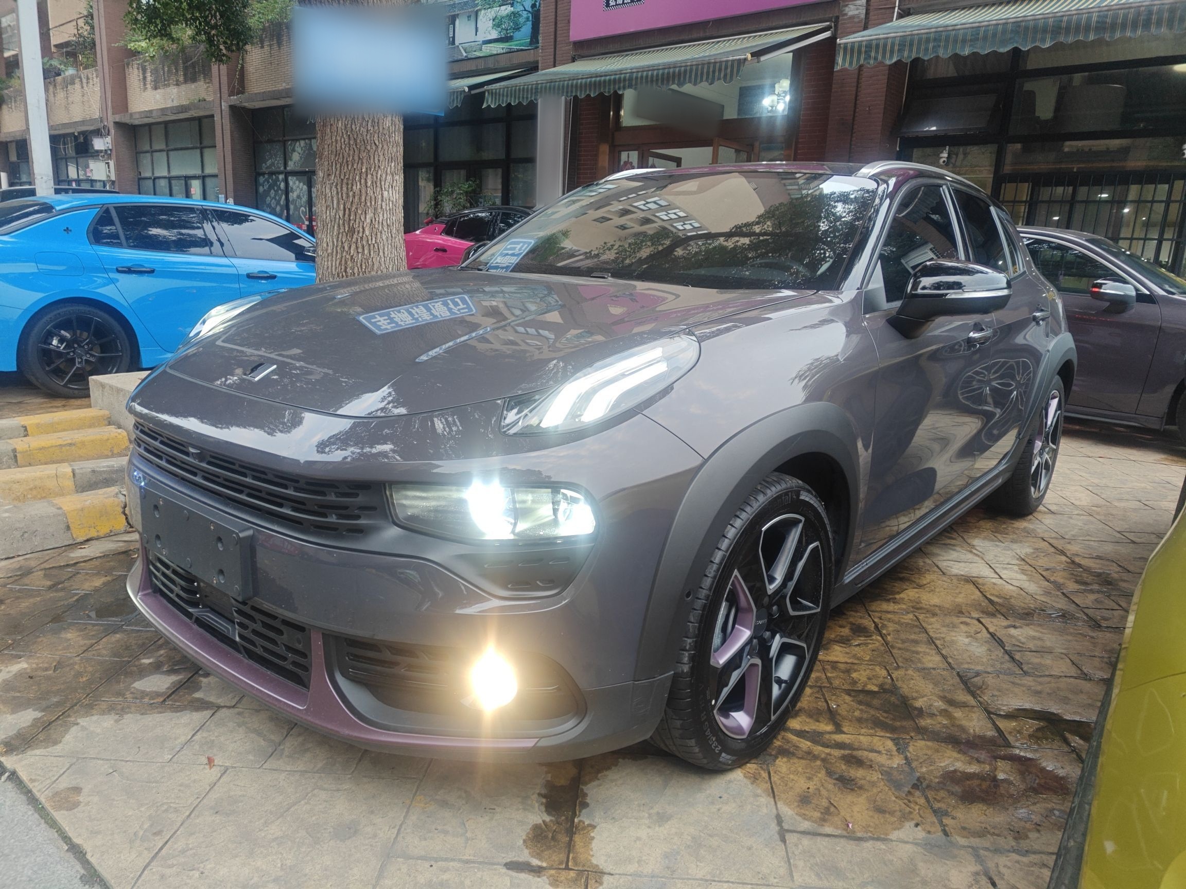 Под передней частью автомобиля