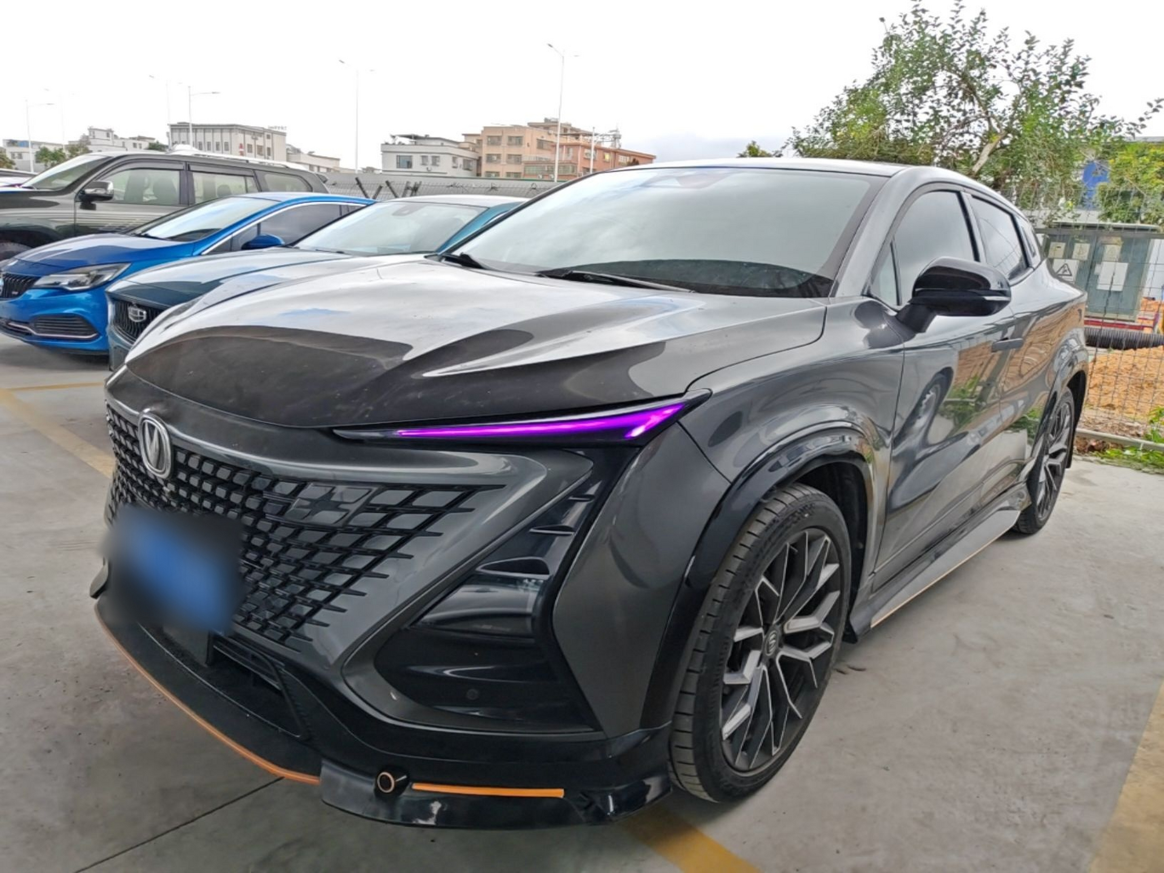Под передней частью автомобиля