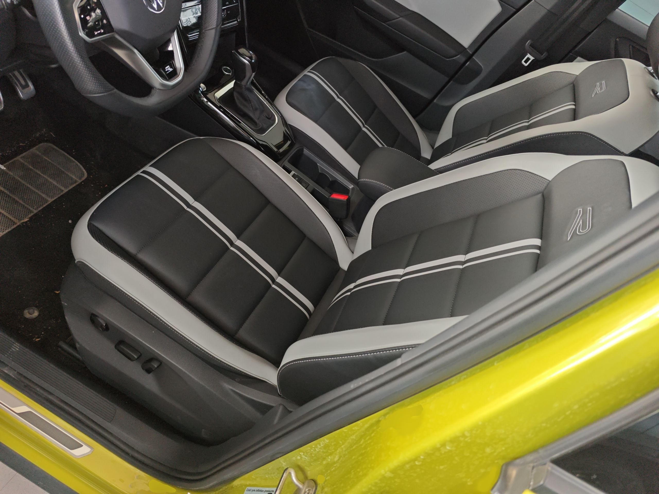 المقاعد الأمامية داخل السيارة