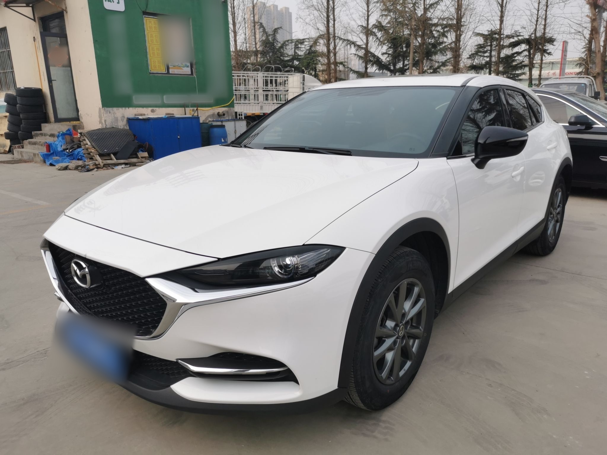 Под передней частью автомобиля