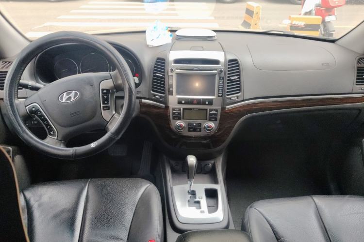 Used Hyundai Santa Fe Classic 2010 2.4 Luxury Edition 7-Seater Four-Wheel Drive Center Console